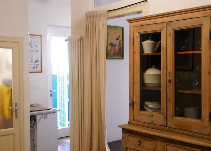 Апартаменты Cozy Artsy Near The Vatican